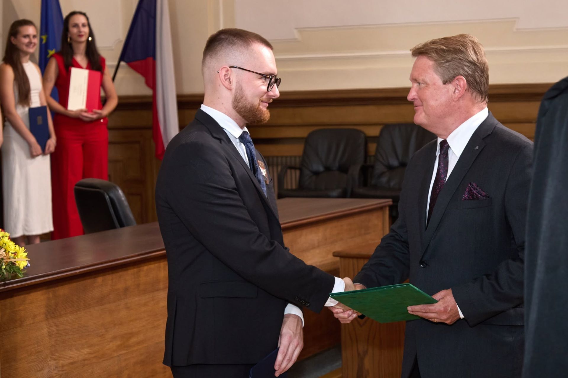 Místopředseda ČKZ Robert Šinkner předává Cenu ČKZ za nejlepší závěrečnou práci