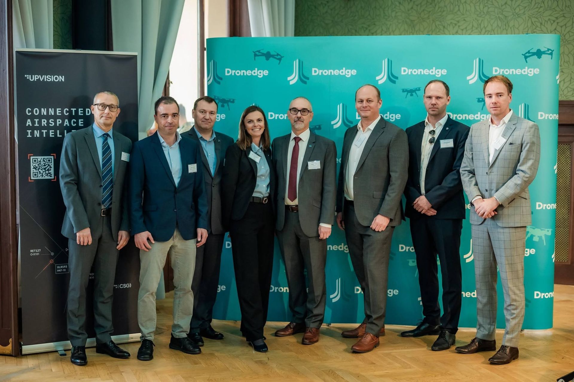 Společné foto pozvaných hostů konference DronEdge 2026